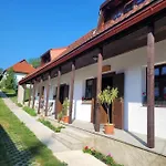 Na Vcelej Farme * Polichno